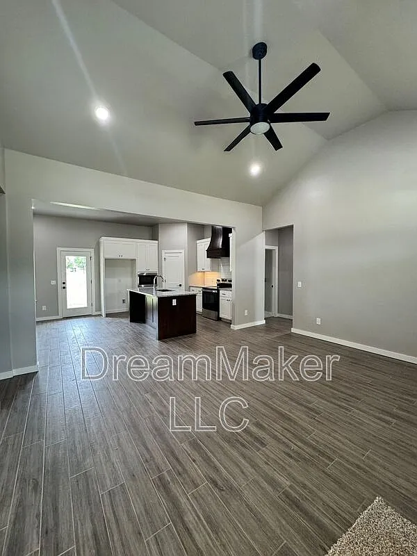 3 bed, 2.0 bath, 1552 sqft, $1,849 — Photo 3