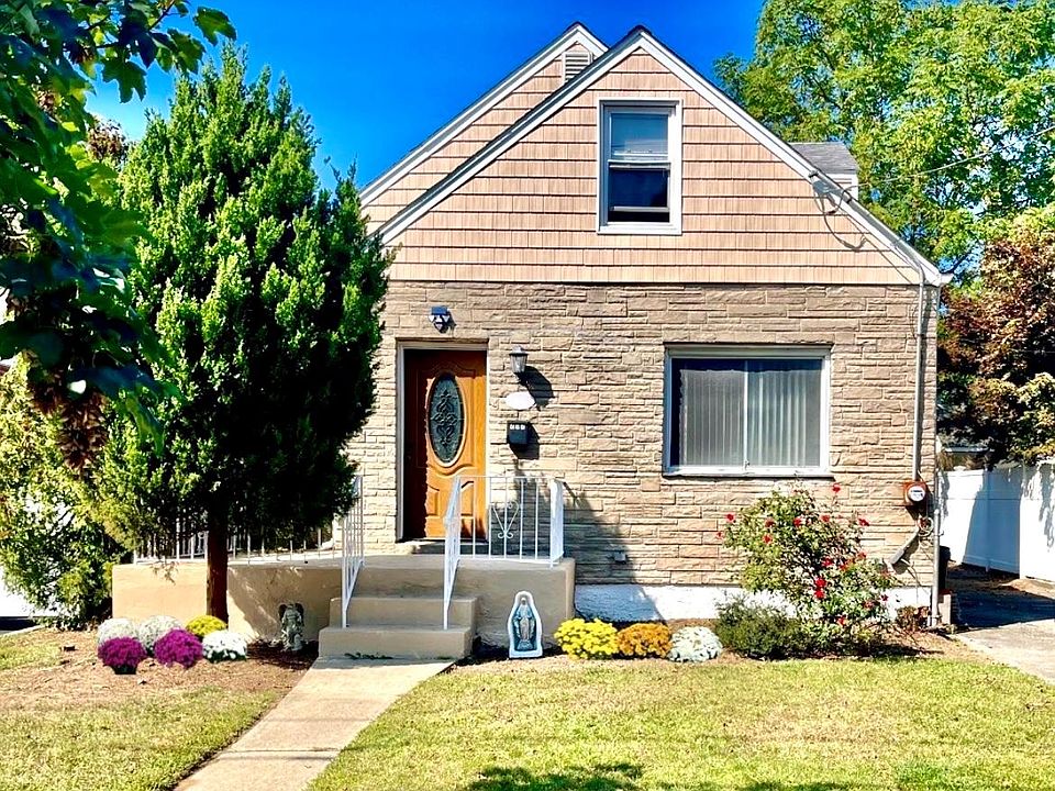 1st image of 207 Wellington Road S