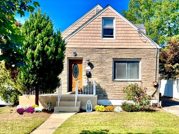 207 Wellington Road S, Garden City South, NY 11530