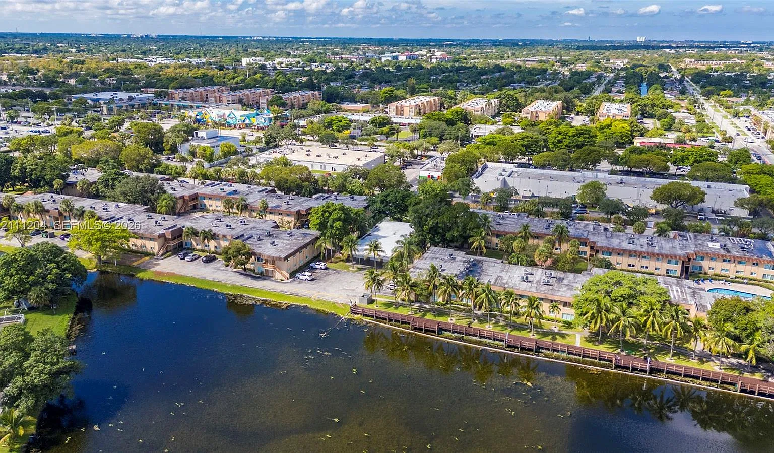 Lakeside Condo At Lauderd — Photo 1