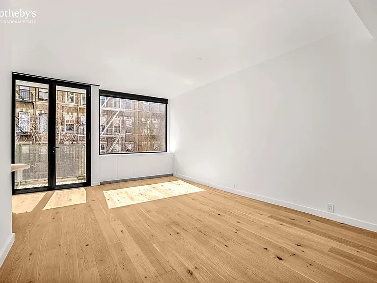 277 E 7th St #4 — Photo 3