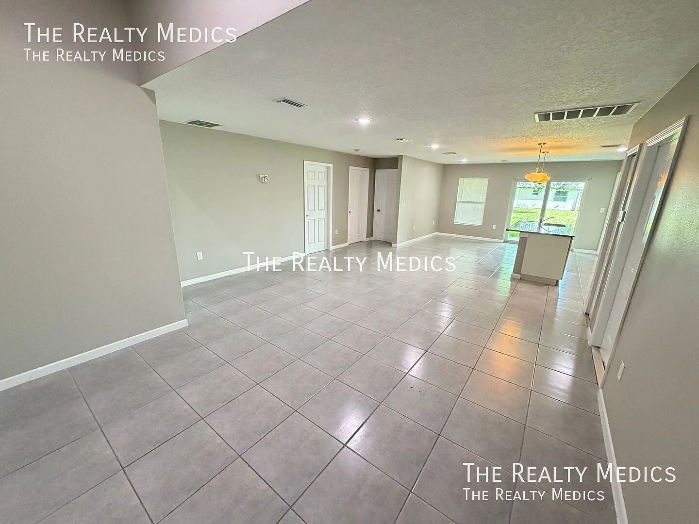Modern 4 Bedroom Palm Bay Home No Carpet! — Photo 3