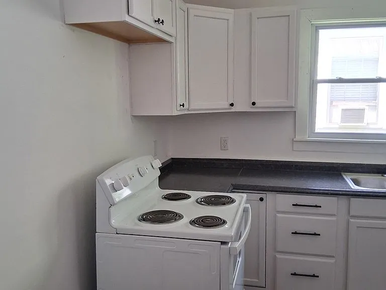 210 E 14th St SW — Photo 7