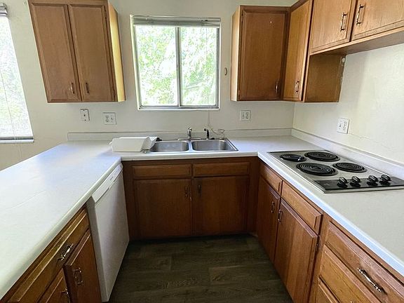 4th image of 661B E Crystal Ave