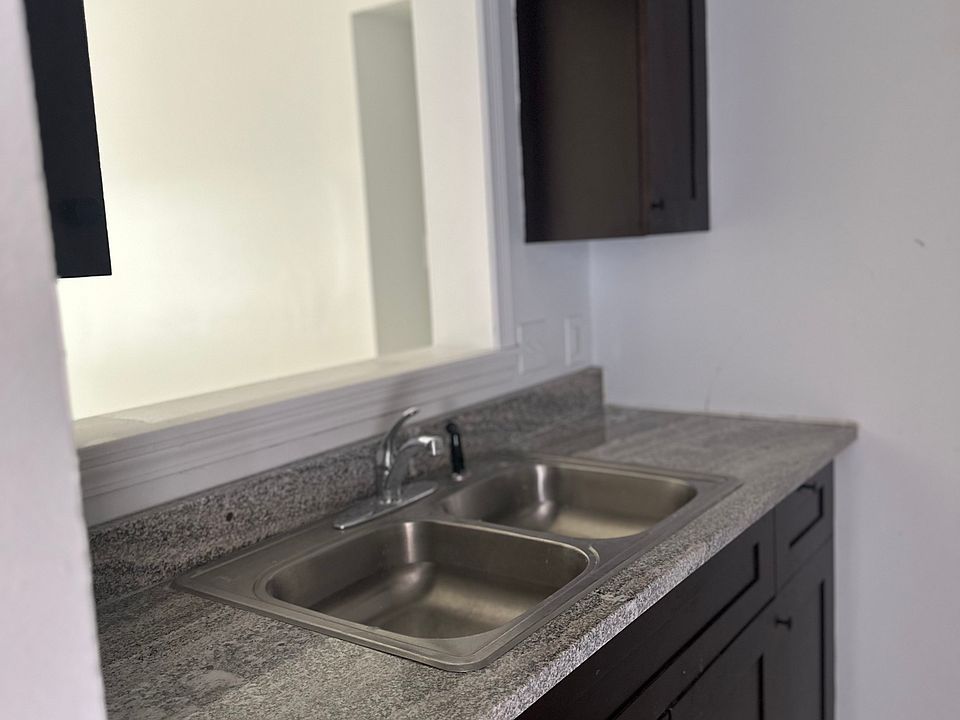 2nd image of 644 N Donmoor Ave APT 5