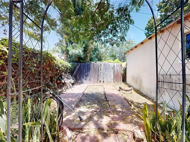 135 N Naomi St — Photo 41