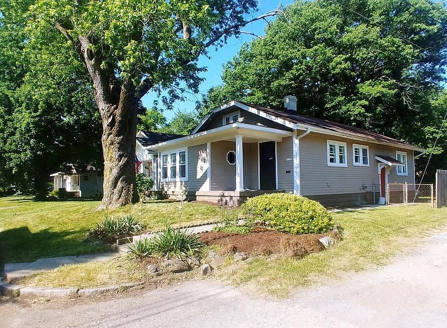 1,940 sf home is located on a corner lot.