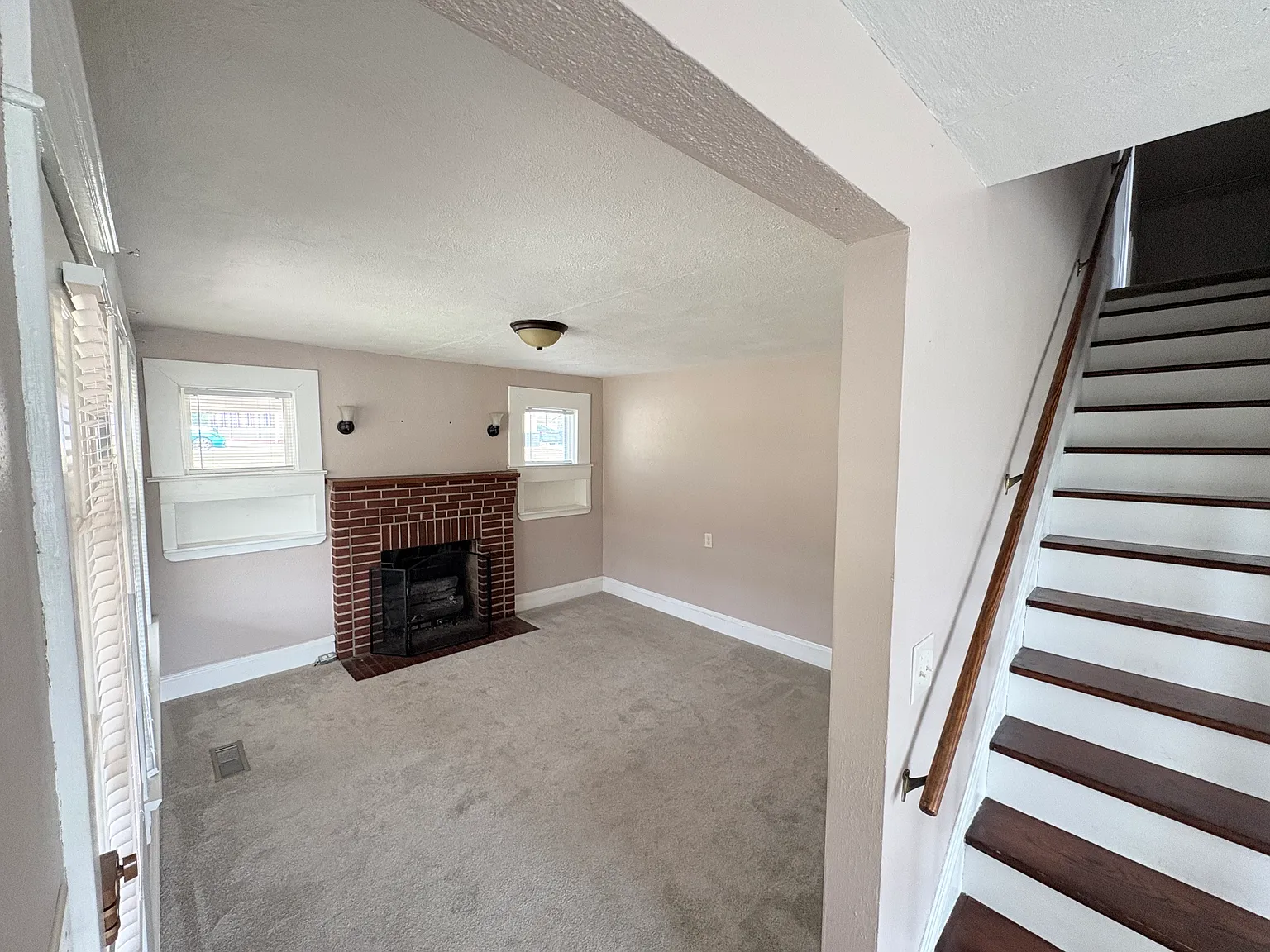 3 bed, 1200 sqft, $975 — Photo 2