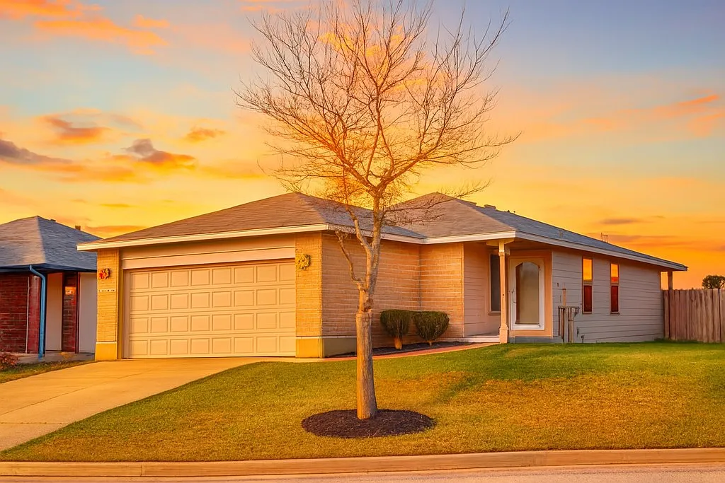 Modern 3/2 Home on Quiet CuldeSac Garage, with large driveway, Great Location — Photo 1