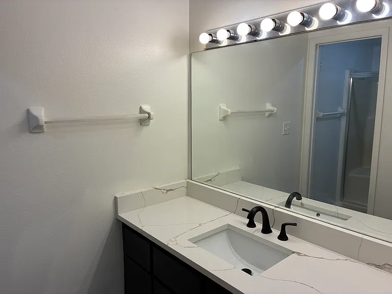 2130 W Silver Hill Ln — Photo 8