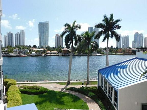 3rd image of 19195 Mystic Pointe Drive #301