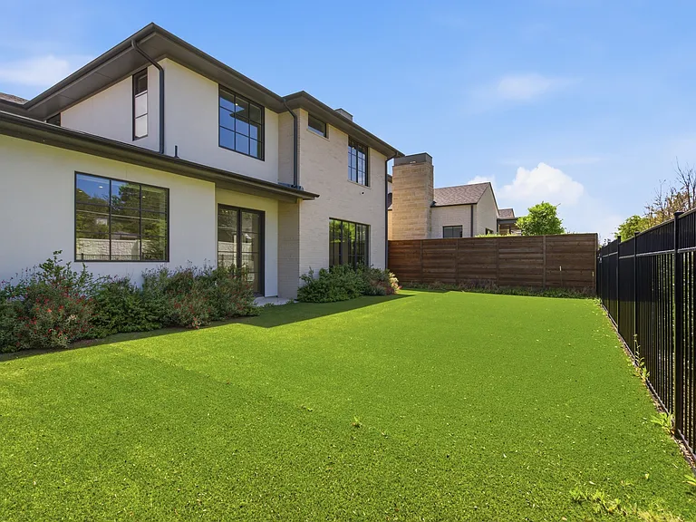 9855 Kingsway Ave — Photo 42