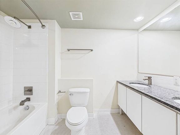 3rd image of 815 Perry St APT 212