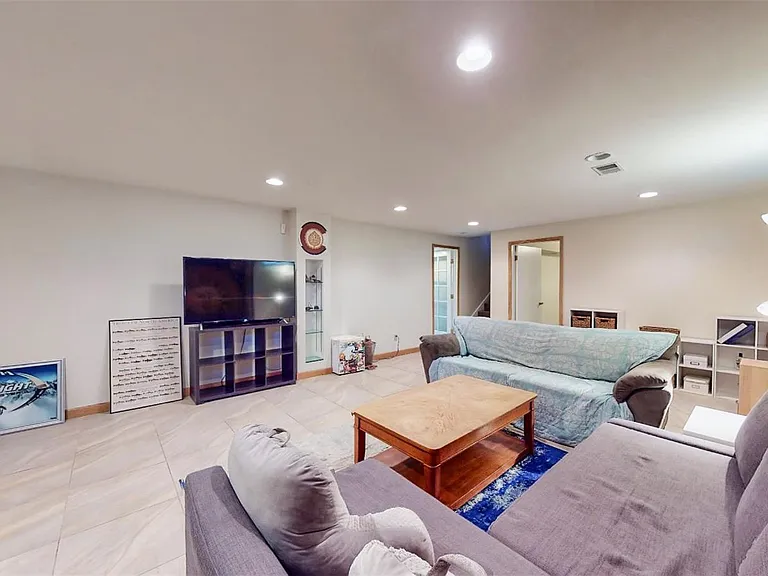 715 Ivanhoe St — Photo 29