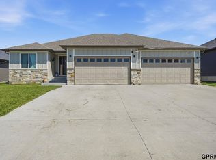 512 Waterside Way, Lincoln, NE 68527