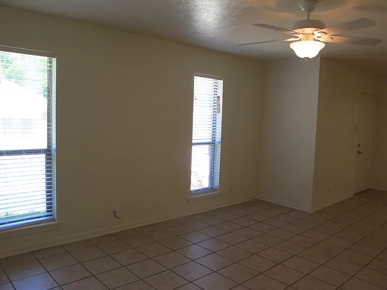 304 Mockingbird Ln — Photo 5