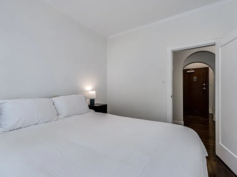 935 Jervis St — Photo 6