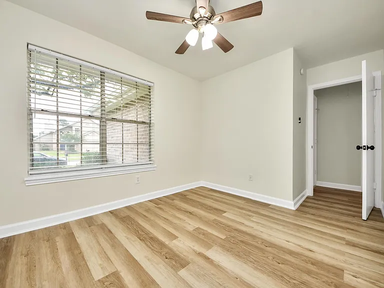 8447 Lake Crystal Dr — Photo 14