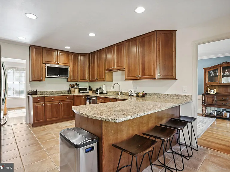 2300 Cheshire Ln — Photo 7
