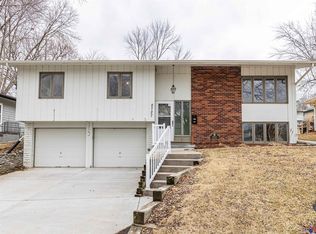 8727 Lakeview Dr, Omaha, NE 68127