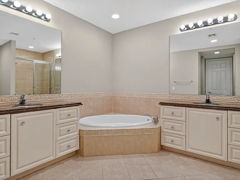 37 Harbour Isle Dr E #106 — Photo 22