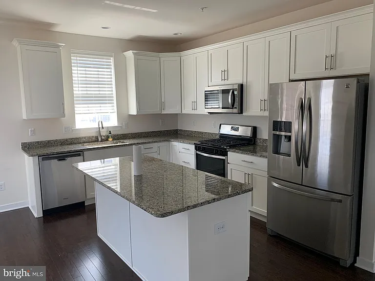 16 Manchester Dr — Photo 2