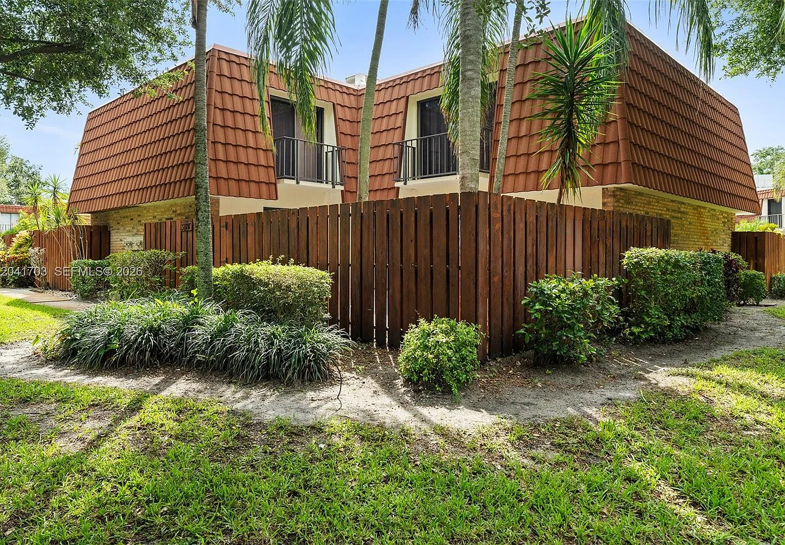 Spanish Wells Condo I — Photo 1