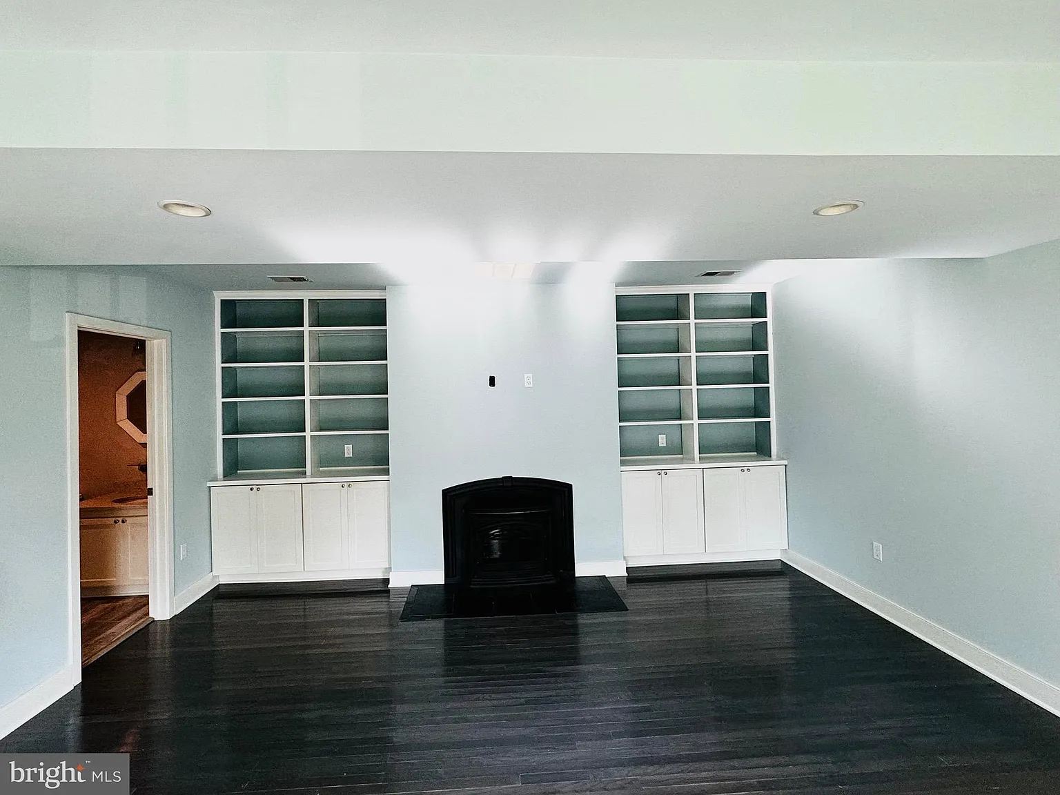 3 bed, 960 sqft, $2,500 — Photo 2