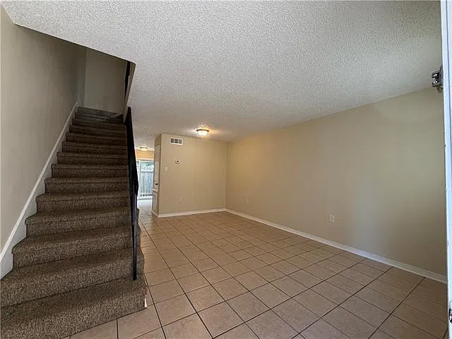 2 bed, 1.5 bath, 1000 sqft, $1,100 — Photo 2