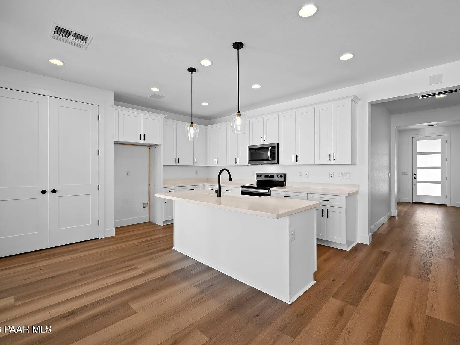 3 bed, 2.0 bath, 1810 sqft, $2,950 — Photo 2