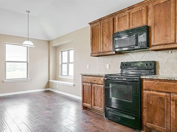 5th image of 405 Jasmine Cir