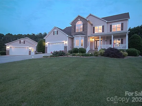 100 Oakwood Meadow Dr, Mooresville, NC 28115