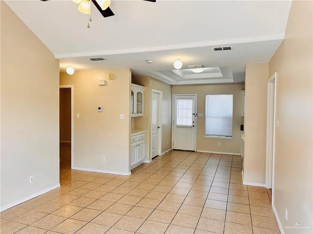 3 bed, 2.0 bath, 1092 sqft, $1,300 — Photo 3