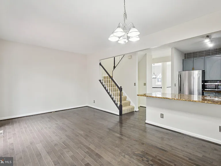 15514 Port Washington Ct — Photo 3