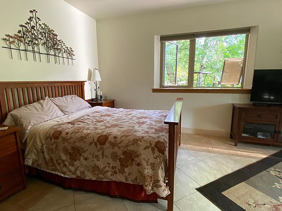 Queen bed Studio Apt.