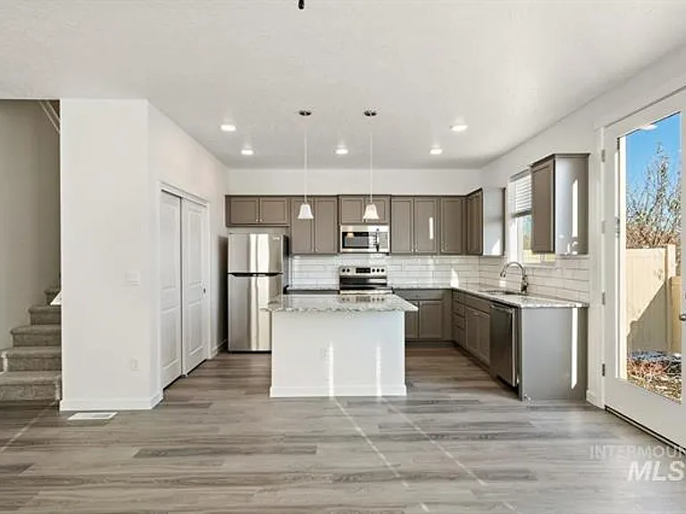 352 N Tessa Ln — Photo 3