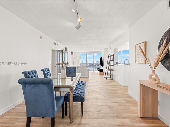 2nd image of 325 Biscayne Blvd #2723