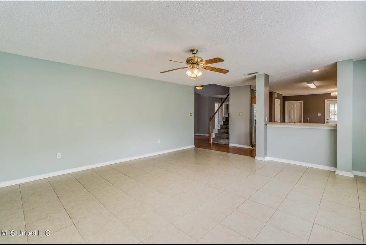 4 bed, 2008 sqft, $2,300 — Photo 2
