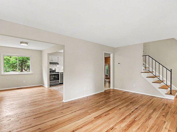 3rd image of 2819 Yost Blvd