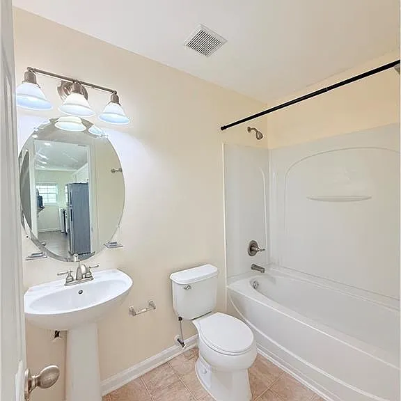 893 Hawthorn Ln — Photo 7