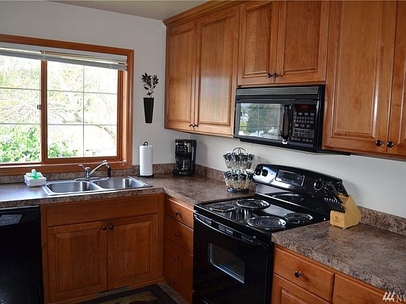 3rd image of 216 Parkway Dr