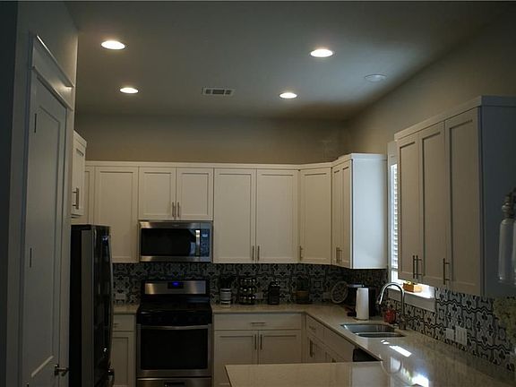 4th image of 1050 Grant Wood Ave