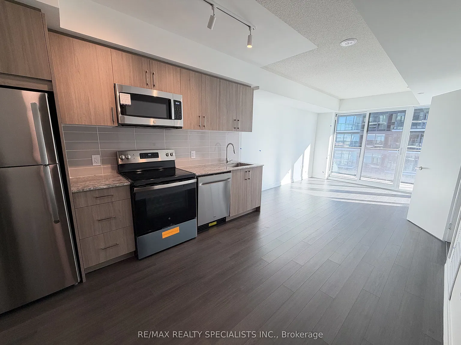 Notting Hill Condominiums — Photo 3
