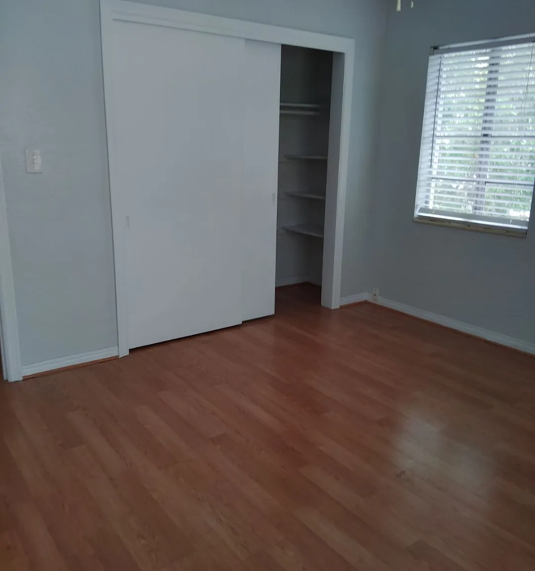 560 12th Ave NE — Photo 3