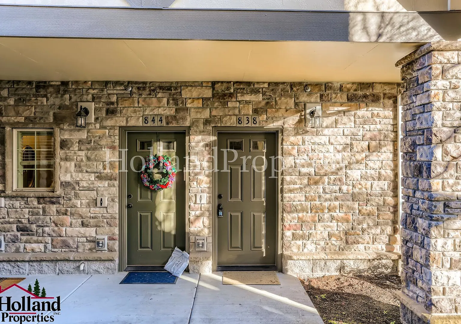 Spacious 2 Bed, 2.5 Bath Condo with Brand New Carpet Prime Hillsboro Location — Photo 4