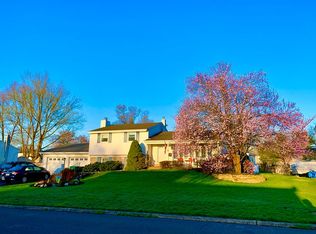 8 Bel Air Dr, Yardley, PA 19067