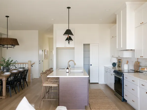 256 S Zinnia Ct, West Des Moines, IA 50266