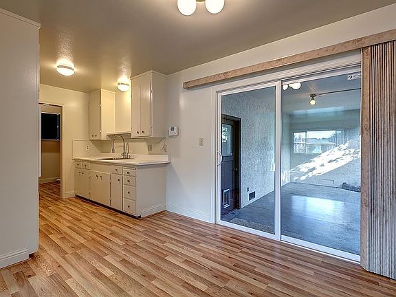 5th image of 920 Desert Isle Dr