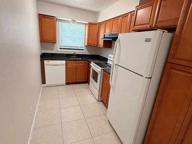 1618 W 26th Ct — Photo 24