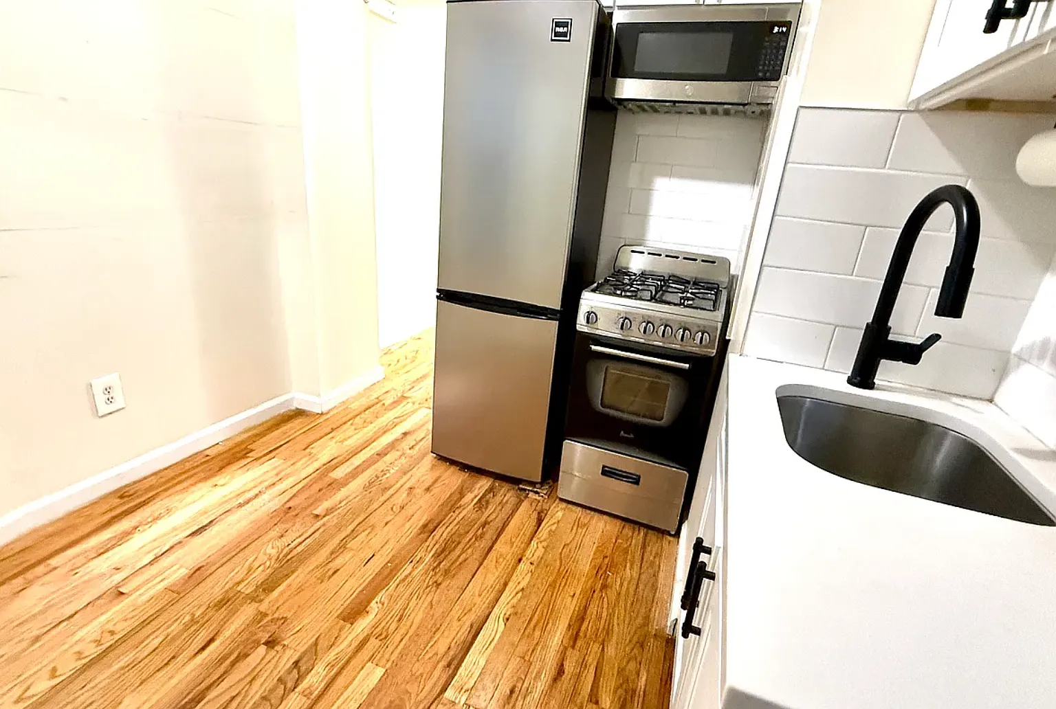 239 W 15th St — Photo 3